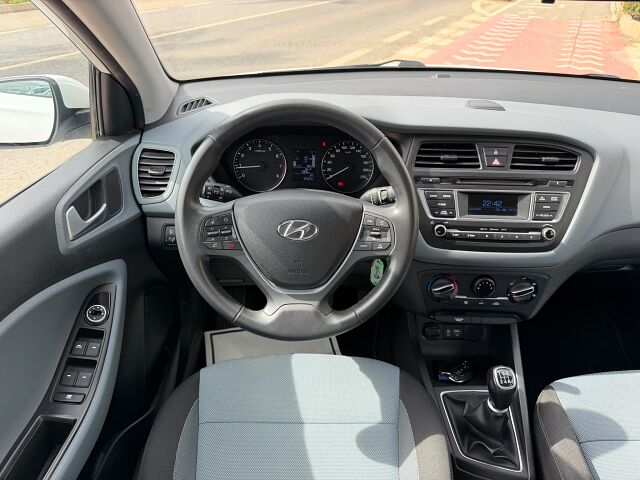 HYUNDAI I20 ACTIVE 1.2 PETROL SPANISH LHD IN SPAIN ONLY 21000 MILES SUPERB 2017